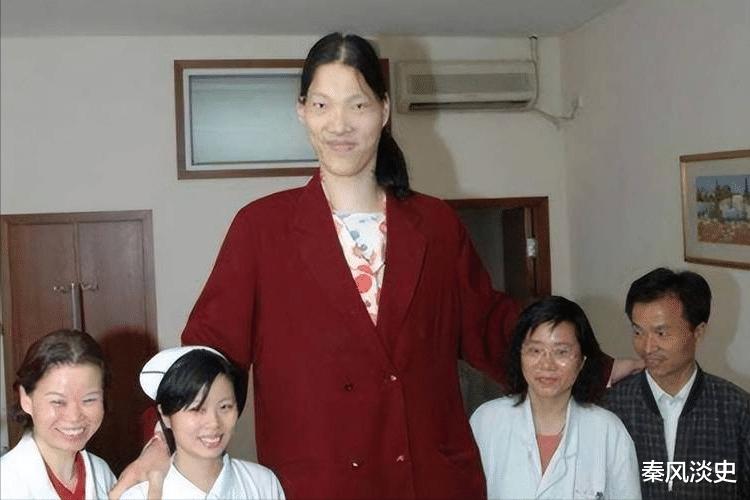 中国女巨人曾金莲：14岁身高已超姚明，遗体存放37年仍未下葬(8)