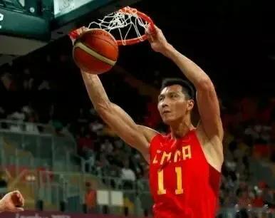 中国男篮，不知道怎么处理球时，就把球交给易建联(3)
