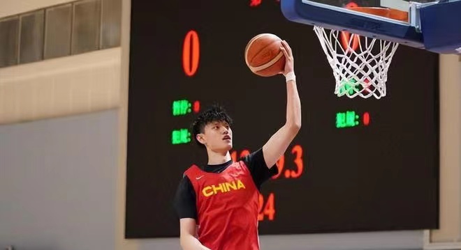 中国男篮先发首战评价及下场变阵，曾凡博和胡金秋机会来了(2)