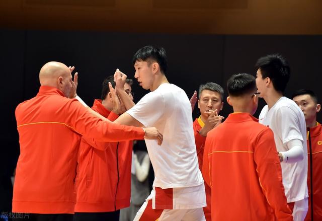 中国男篮12分险胜！周琦赛后点名感谢姚明，反思2个问题要复盘(4)