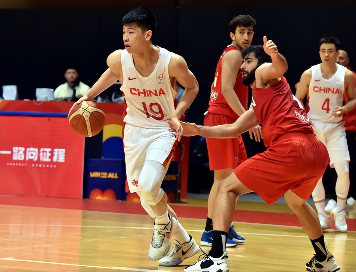 值得深思：中国男篮新帅从角落里找出几个年轻人来打球，照样行(2)
