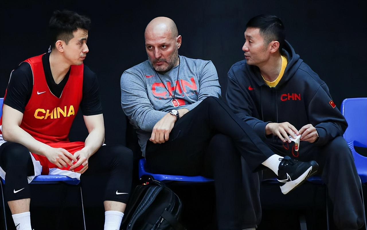 值得深思：中国男篮新帅从角落里找出几个年轻人来打球，照样行(4)