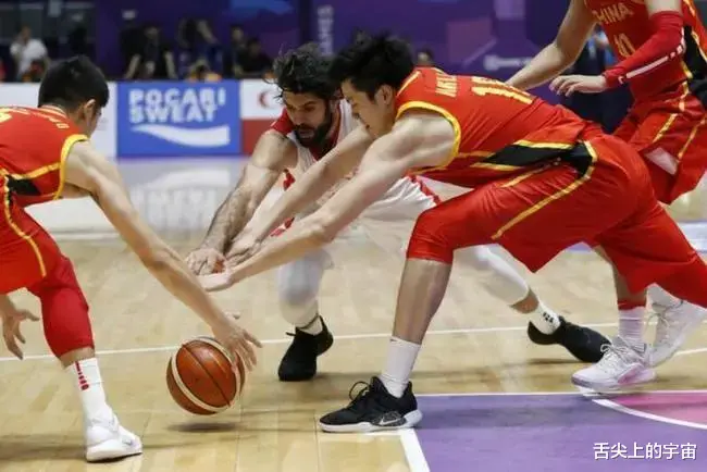 中国男篮12分大胜伊朗，靠的谁？还不是这3大草根国手！(2)