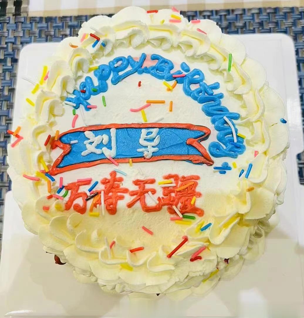 昨天是刘维伟的生日，青岛队齐心协力客场拿下一场卡位战，哼导很开心。#cba# ​
