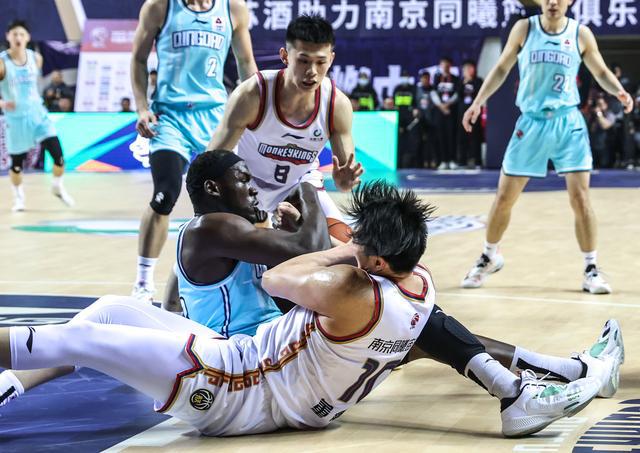 （体育）篮球——CBA常规赛：南京同曦宙光不敌青岛国信水产(2)