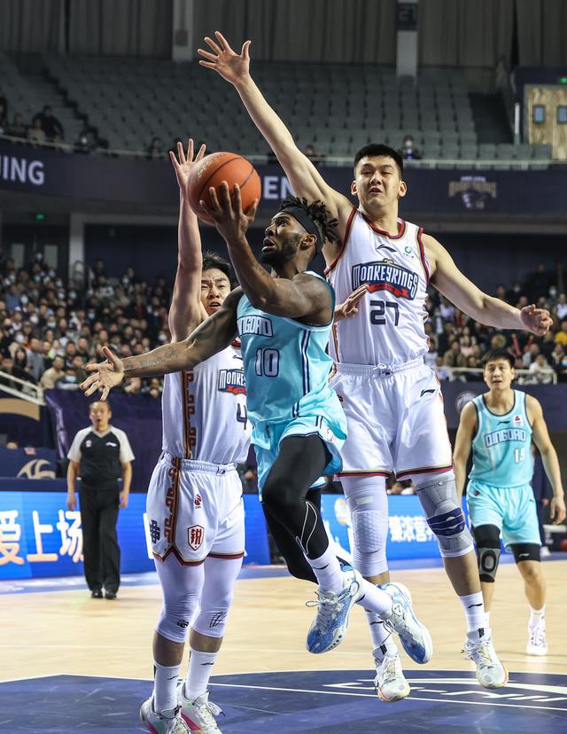 （体育）篮球——CBA常规赛：南京同曦宙光不敌青岛国信水产(2)(2)