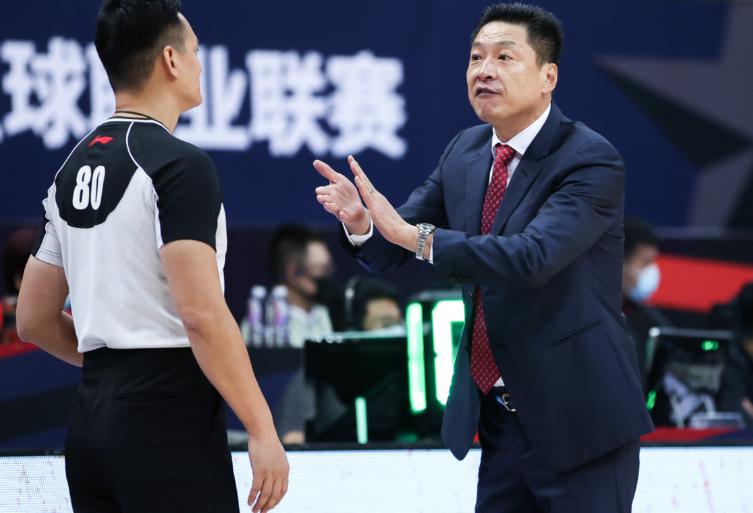 上海男篮好消息，队内顶级核心，有望季后赛回归？(5)