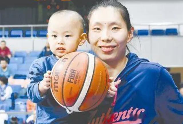 40岁陈楠：中国女篮的定海神针，嫁给2米04公务员，生下两个儿子(23)