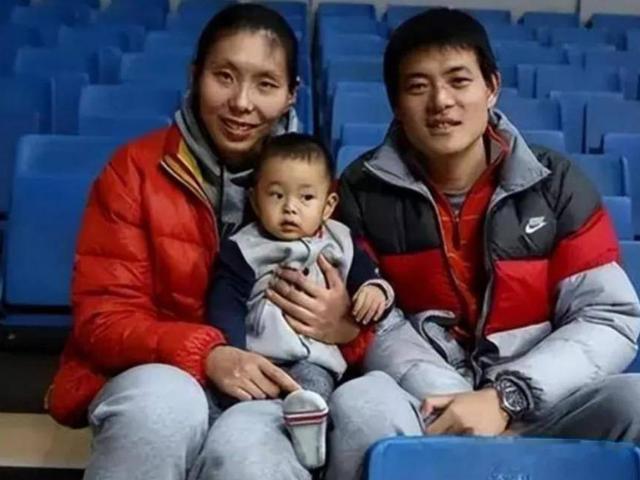 40岁陈楠：中国女篮的定海神针，嫁给2米04公务员，生下两个儿子(24)