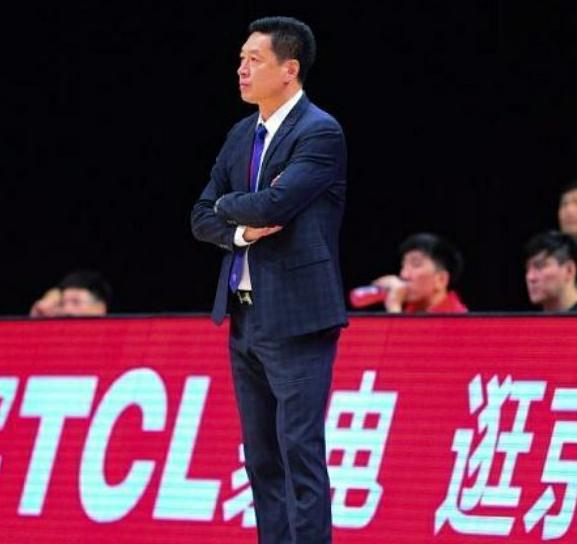 李春江得知结果，用了整整十分钟来平复情绪
中国篮协对上海男篮主教练李春江处以禁赛
