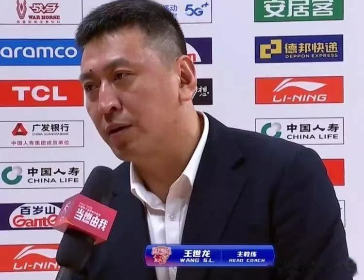 浙江客场81：98惨败深圳，半决赛大比分1：2落后，王世龙赛后曝粗口引发争议。
