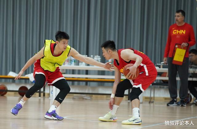 中国男篮热身赛倒计时！15人封闭集训后，只有4人有可能进入一队(2)