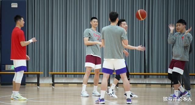 中国男篮热身赛倒计时！15人封闭集训后，只有4人有可能进入一队(4)