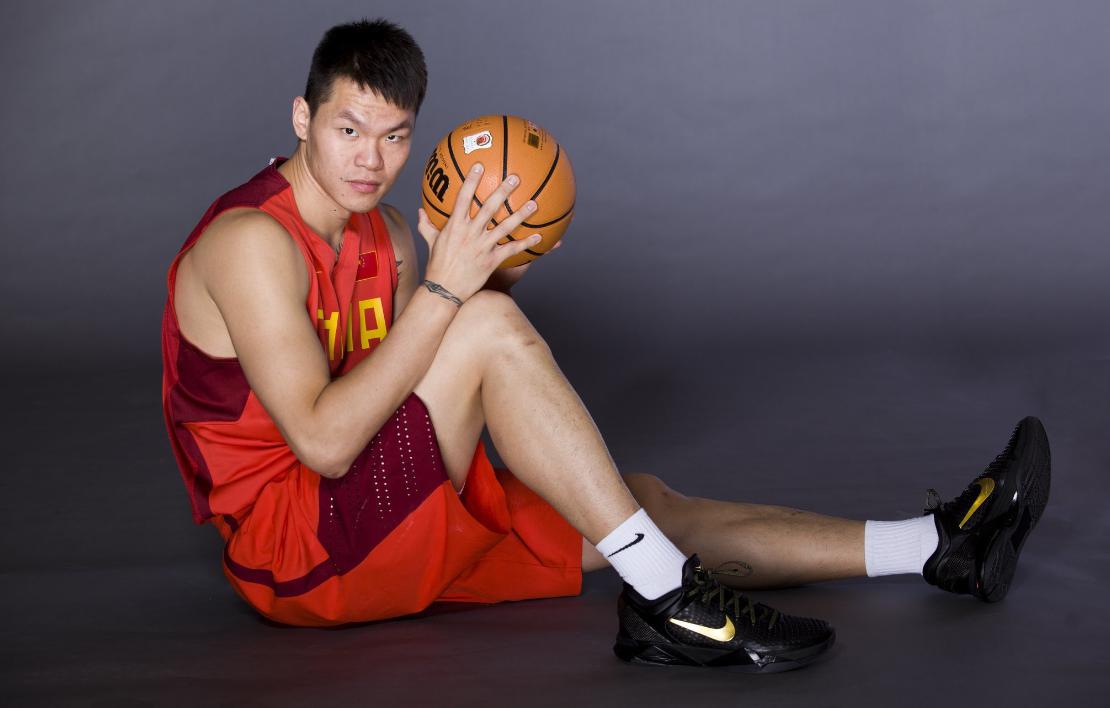 朱芳雨是中国篮球界的传奇人物，他却有着不平凡的婚姻经历(2)