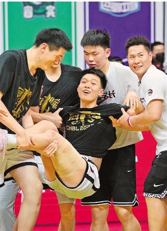临海回浦中学男篮时隔六年再夺全国高中篮球联赛冠军 小城市凭啥实现大梦想(2)