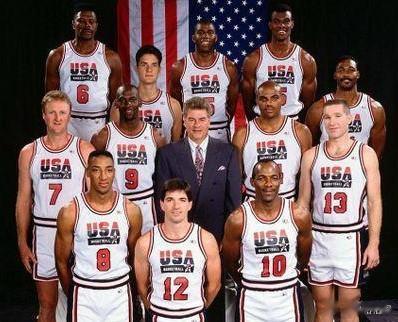 1992年，美国男子篮球国家队第一次由NBA球员组成，由魔术师·约翰逊、拉里·伯