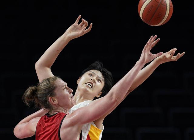 国际篮联吹黑哨！中国女篮怒摔奖牌，澳大利亚队遭球迷唾弃(8)