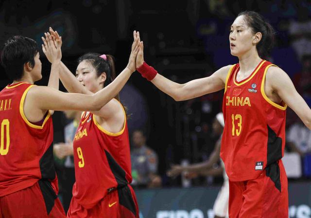 国际篮联吹黑哨！中国女篮怒摔奖牌，澳大利亚队遭球迷唾弃(10)