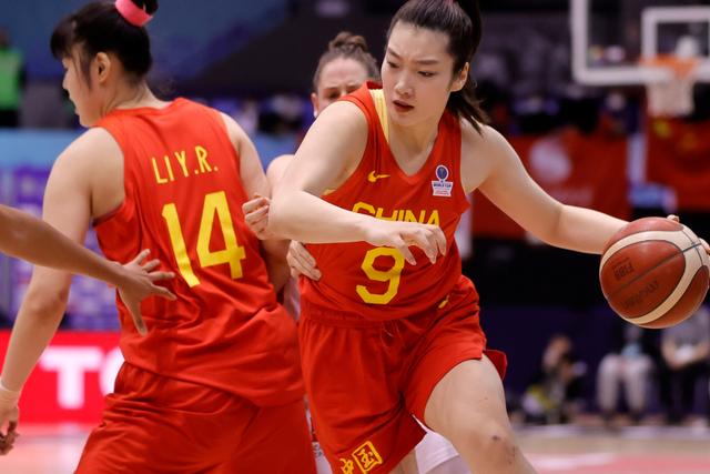 国际篮联吹黑哨！中国女篮怒摔奖牌，澳大利亚队遭球迷唾弃(11)