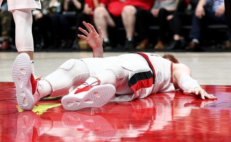 NBA历史十大受伤最严重镜头：胆小慎入，利文斯顿受伤遭禁播