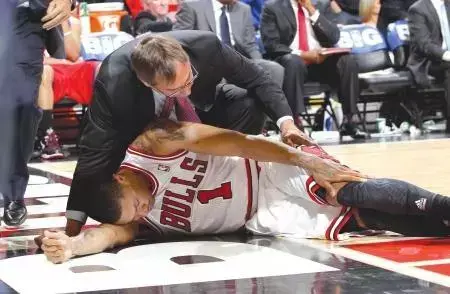 NBA历史十大受伤最严重镜头：胆小慎入，利文斯顿受伤遭禁播(4)