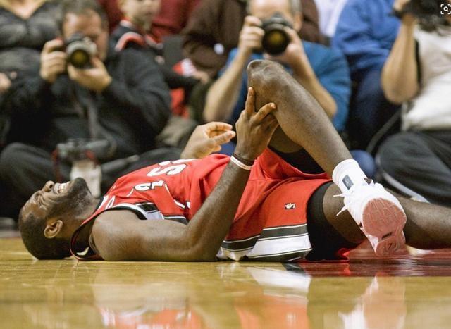 NBA历史十大受伤最严重镜头：胆小慎入，利文斯顿受伤遭禁播(5)