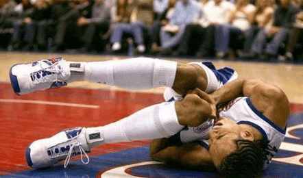 NBA历史十大受伤最严重镜头：胆小慎入，利文斯顿受伤遭禁播(7)