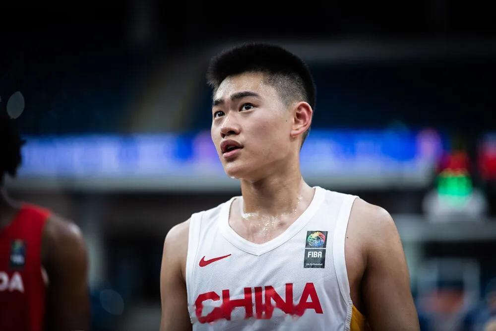 U19中国男篮vs西班牙，这五人或许是最合理的首发阵容

中锋：杨翰森，第一场表(1)