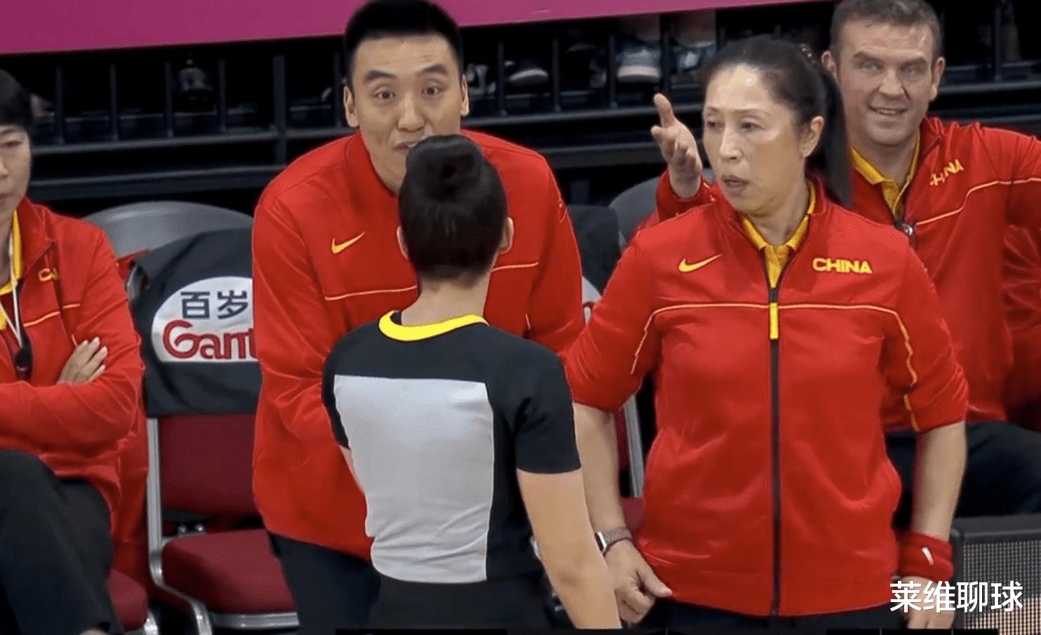 领先10分，韩国美女教练笑开花了！输球后立马变脸，郑薇干得漂亮