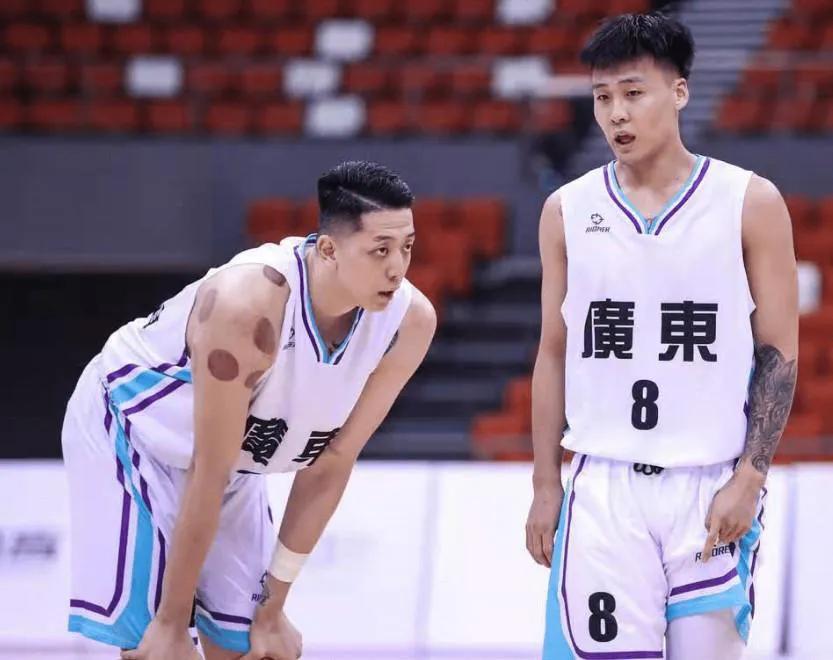 中国男篮四大后卫备受认可，脱离杜锋仍然独当一面，乔帅依然喜欢


中国男篮在近年(2)