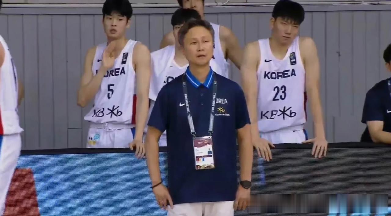 韩国男篮主教练示意中国球员走步，裁判不理睬，站在场边掐腰+撅嘴很郁闷，男篮U19(1)