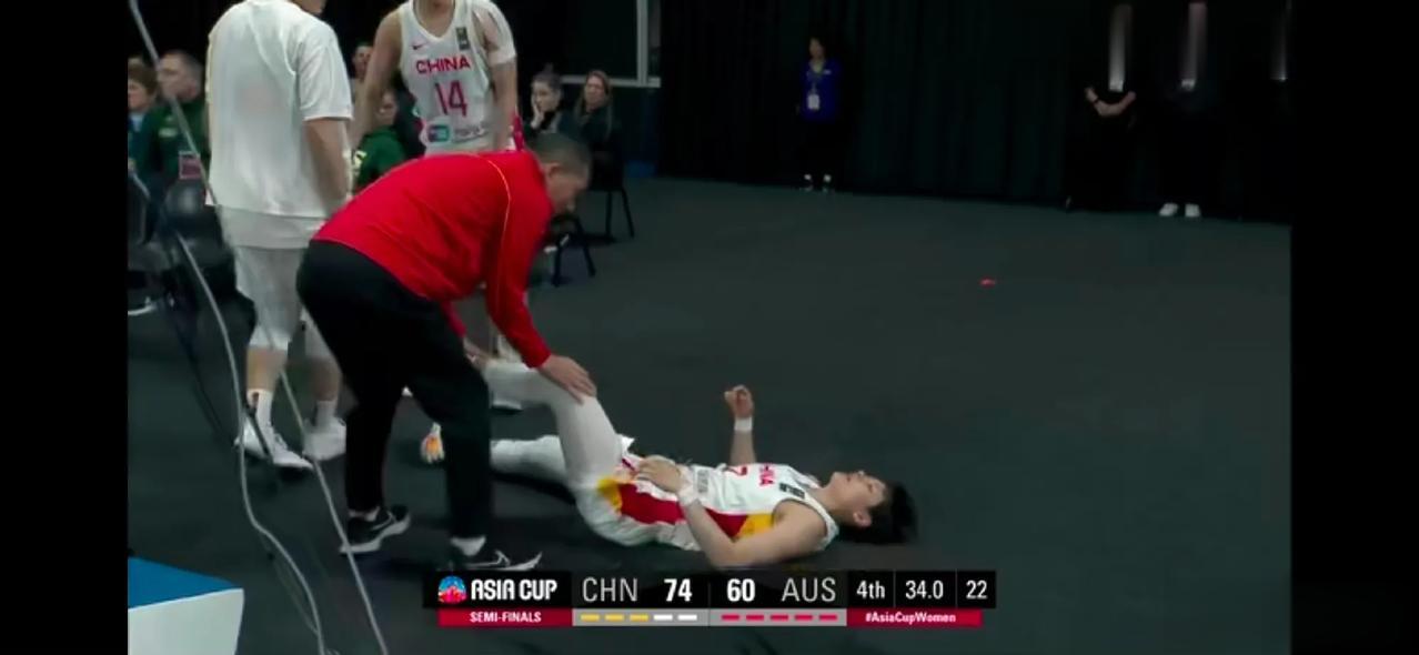 惨遭裁掉！带伤上阵！中国女篮队长杨力维一切只为亚洲杯为国争光，结果如今雪上加霜，(1)