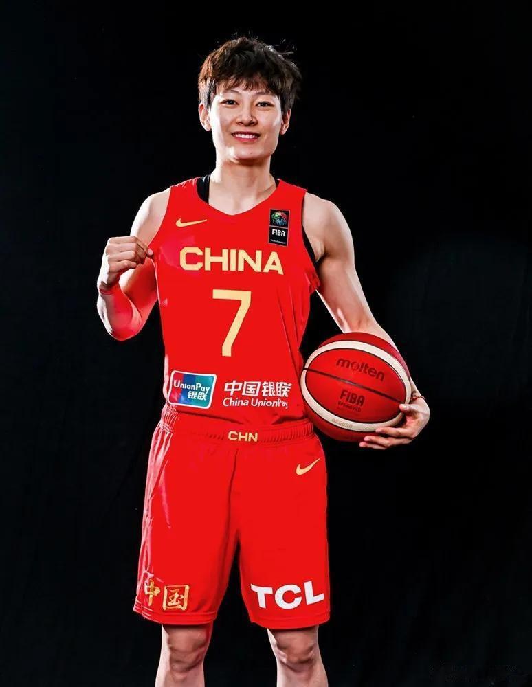 惨遭裁掉！带伤上阵！中国女篮队长杨力维一切只为亚洲杯为国争光，结果如今雪上加霜，(2)