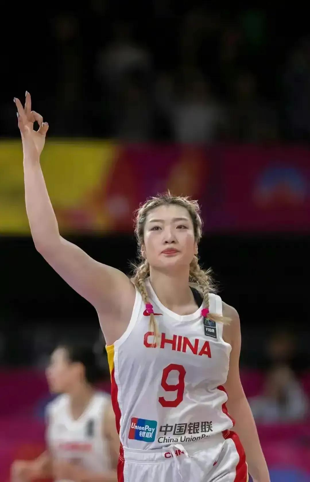 中国女篮夺冠后，真的从新认知了这位中国女篮猛将李梦，越来越喜欢她，个性张扬，实力(1)