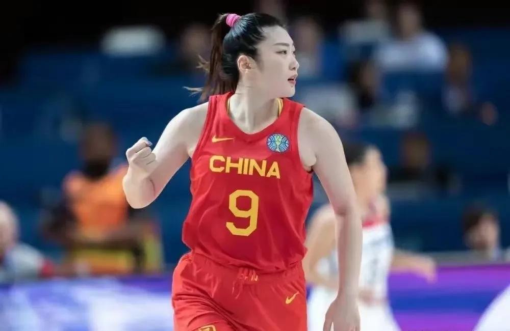 亚洲杯中国女篮队员。女篮们无畏金兰，勇夺桂冠！
这个奖杯来之不易，都少不了每一个