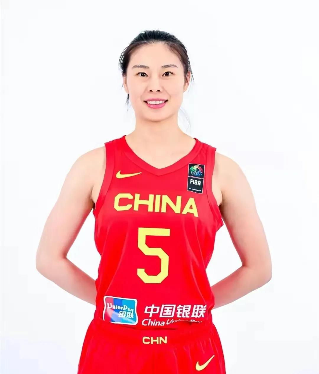 亚洲杯中国女篮队员。女篮们无畏金兰，勇夺桂冠！
这个奖杯来之不易，都少不了每一个(2)