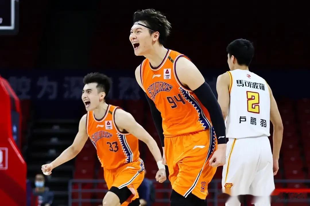 大王的好运气来了！新赛季，上海男篮的目标可能不只是CBA四强

因为王哲林攻守兼(1)