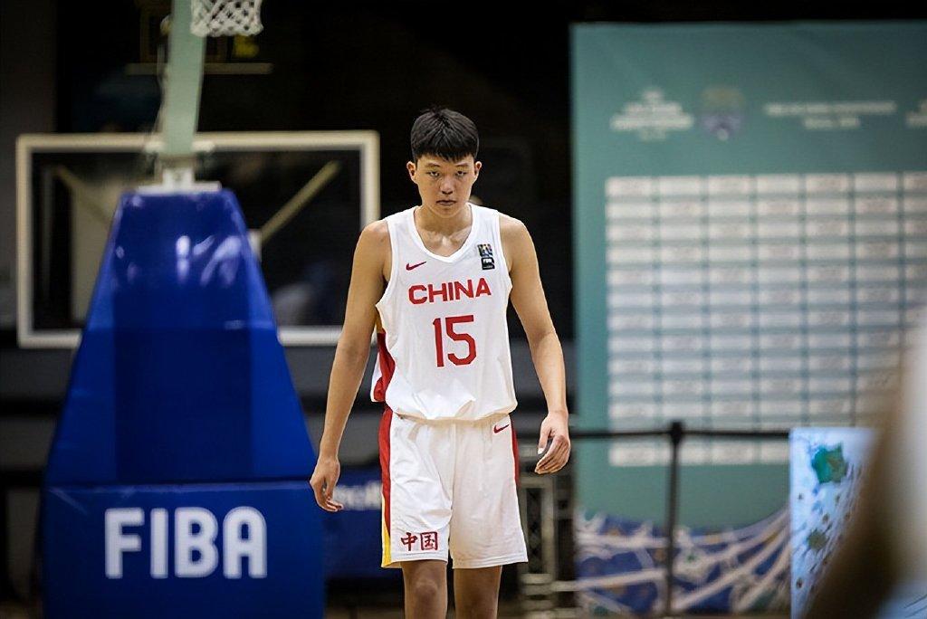 19岁高塔接班易建联！正式加盟中国男篮，乔帅器重程度太高了(2)