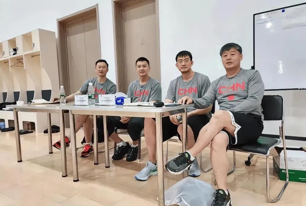 李春江，阿的江之类的教练可以退休，颐养天年了！中国篮球的发展，球员是一方面，其次