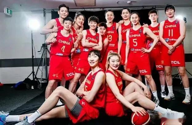 近日，关于中国女篮主力球员的婚恋状态有了一些传闻和信息。

首先是李梦，她已经2(1)