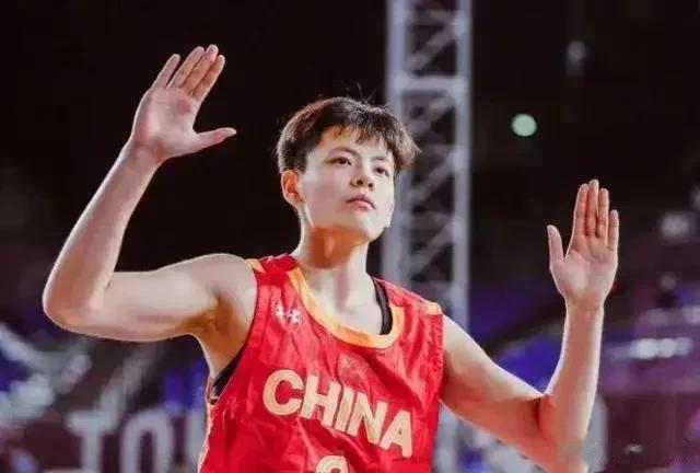 近日，关于中国女篮主力球员的婚恋状态有了一些传闻和信息。

首先是李梦，她已经2(2)