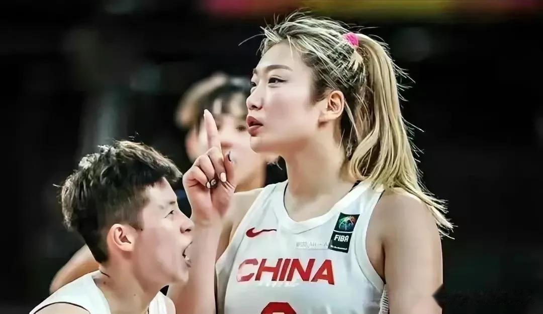 李梦在女篮亚洲杯夺冠后急于为丈夫张隆发声，但很快被张隆前妻打脸。

李梦此前因为