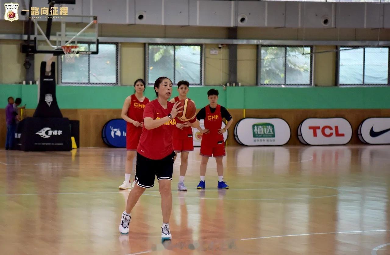 在短暂的休整后，中国女篮已经在广东清远重新集结开始训练，备战9月底举行的杭州亚运(1)