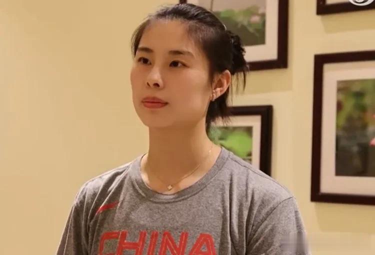 王思雨:亚洲杯一直带伤作战！
中国女篮又集结了，
王思雨身穿国家队T恤接受了采访