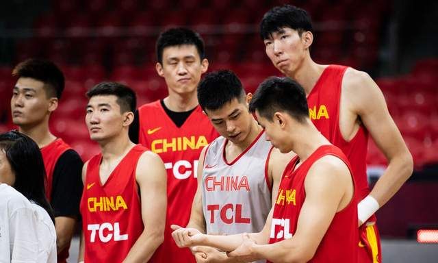 中国男篮热身赛2分惜败，辽宁三将表现低迷，广东双星迎来复苏