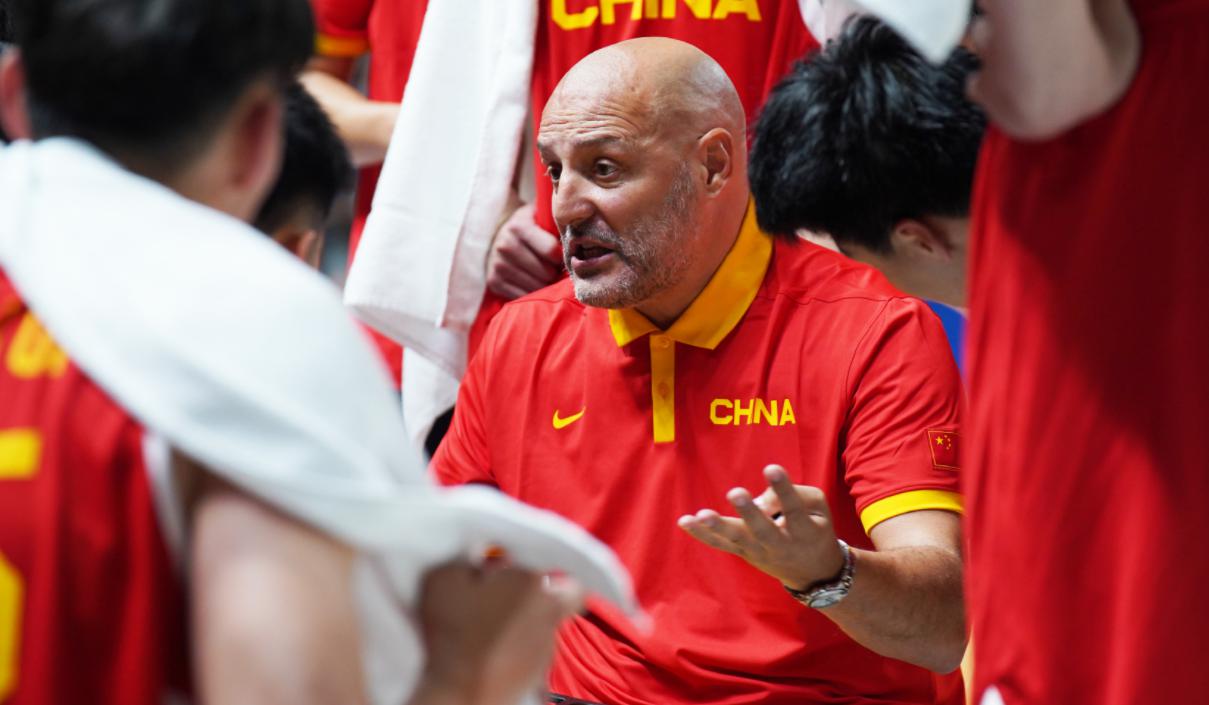 中国男篮73-75惜败！周琦依旧是全队的核心，面对不公屁都不敢放(1)