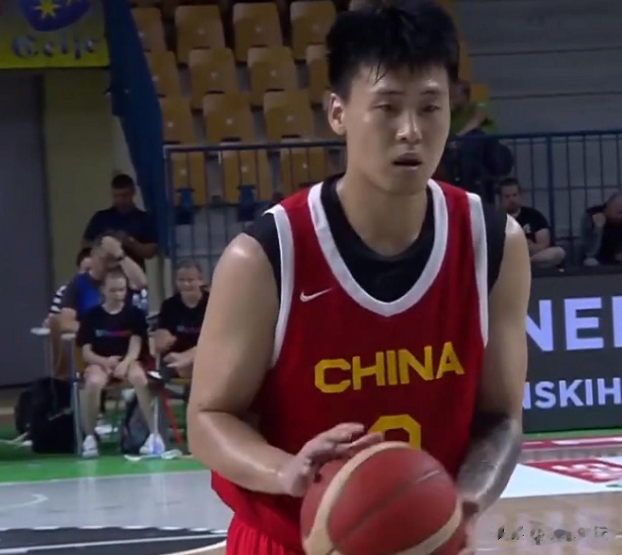 中国男篮热身赛73-75惜败给斯洛文利亚，虽然对手头号球员东契奇没有出场，但是中(1)