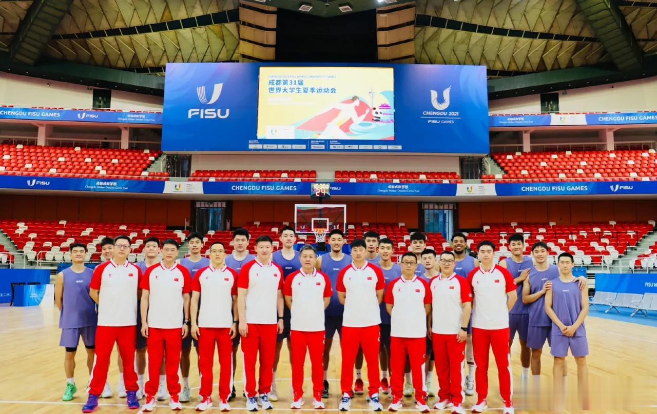 中国男篮大运队与代表美国参加大运会的杜兰大学（张镇麟所在大学）男篮，今天下午在成(1)