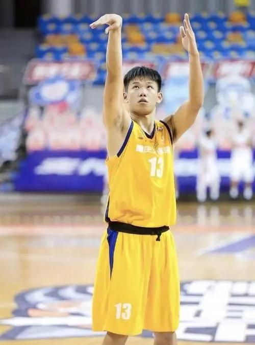 段丰伟：自贡历史上第一位成功入围CBA的职业篮球运动员