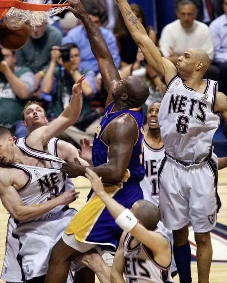 篮球历史上最强的1V5画面，奥尼尔一个人暴扣篮网全队！

可惜NBA再也没有大鲨